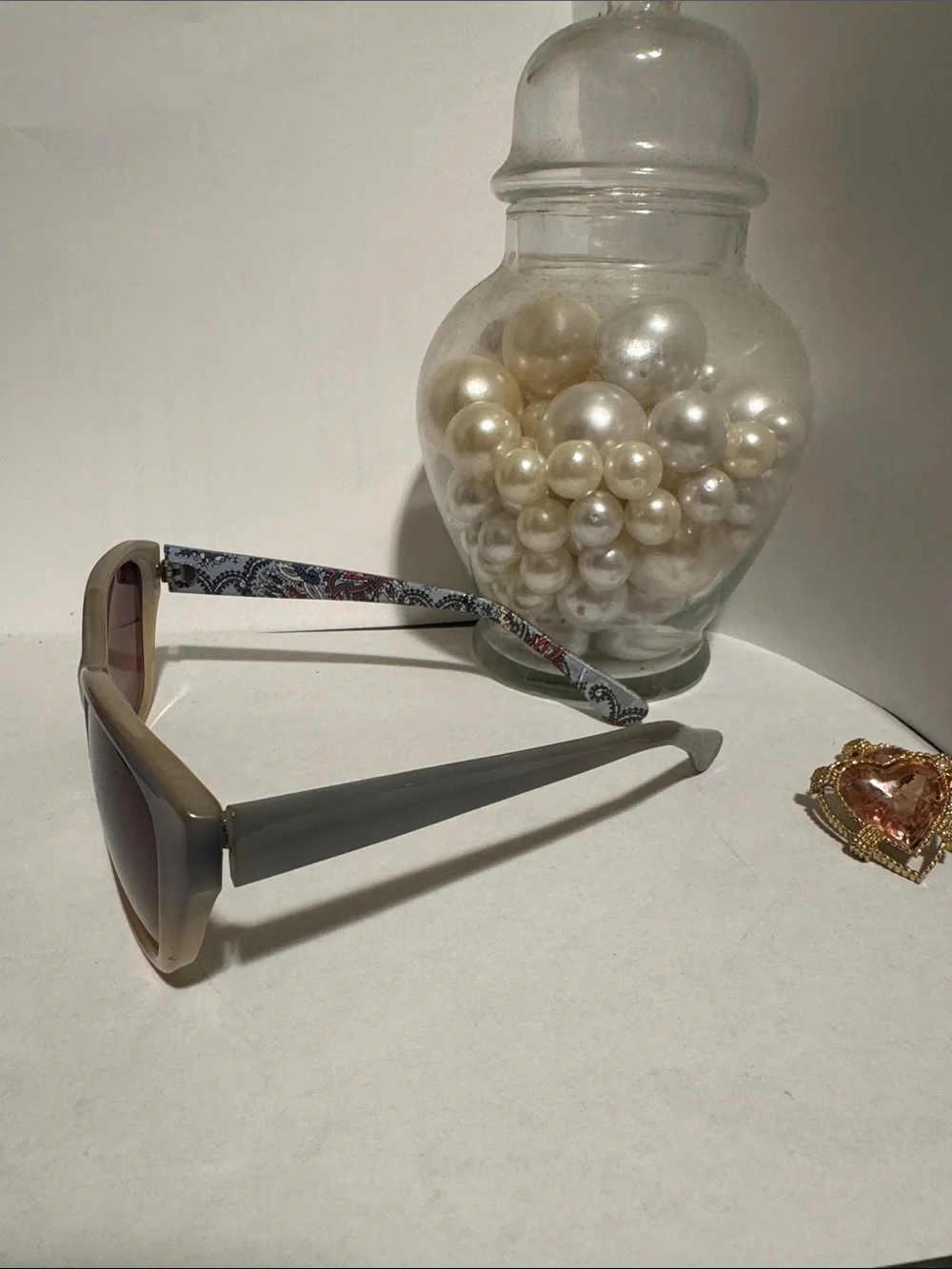 Stylish Two-Tone Women’s Sunglasses in Gray and Beige